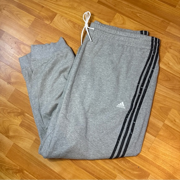 NWT Women's Adidas Essentials 3-stripes Animal Print Gray Pants Size 3X - Picture 1 of 4